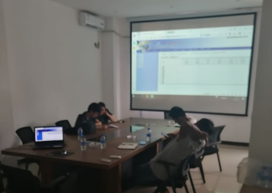 公墓園區(qū)的工作人員，正在手機上使用公墓管理軟件